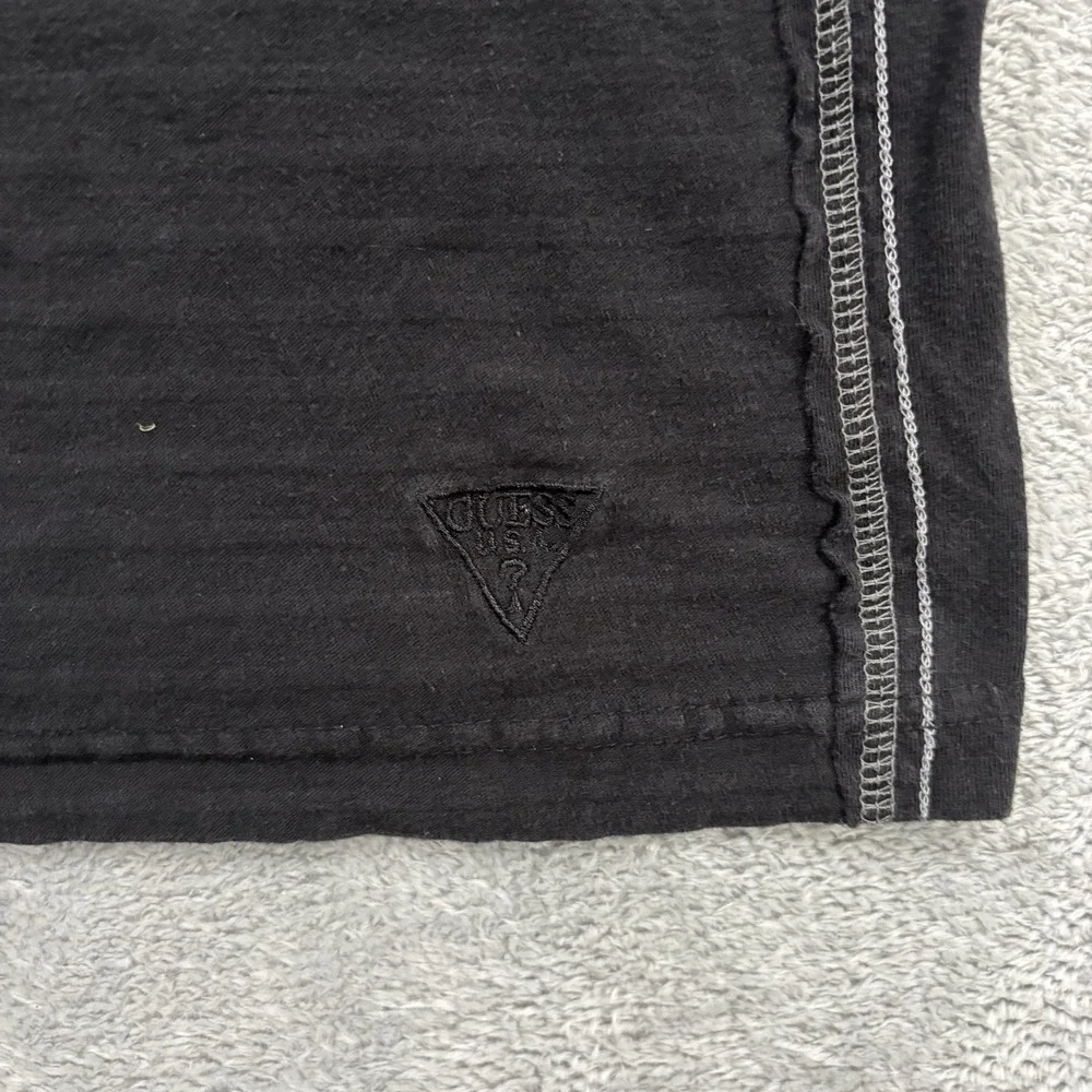 Guess T Shirt Men's XL V Neck Textured Short Sleeve Muscle Y2K 90s Logo Black - Picture 4 of 6